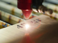 Beherrschung des OMTech-Lasers für die Holzgravur mit Präzision